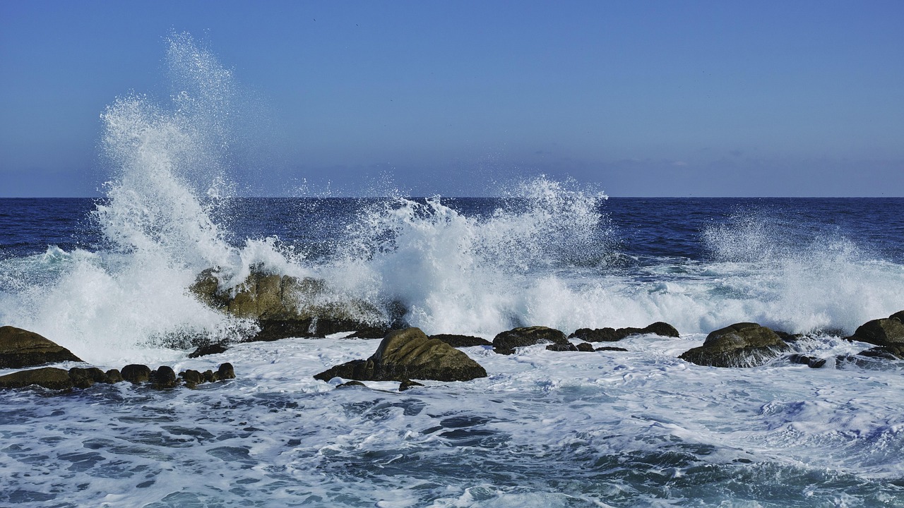 Waves, east sea, breaking waves — Playing Tiranga App Without KYC: What Are the Risks?